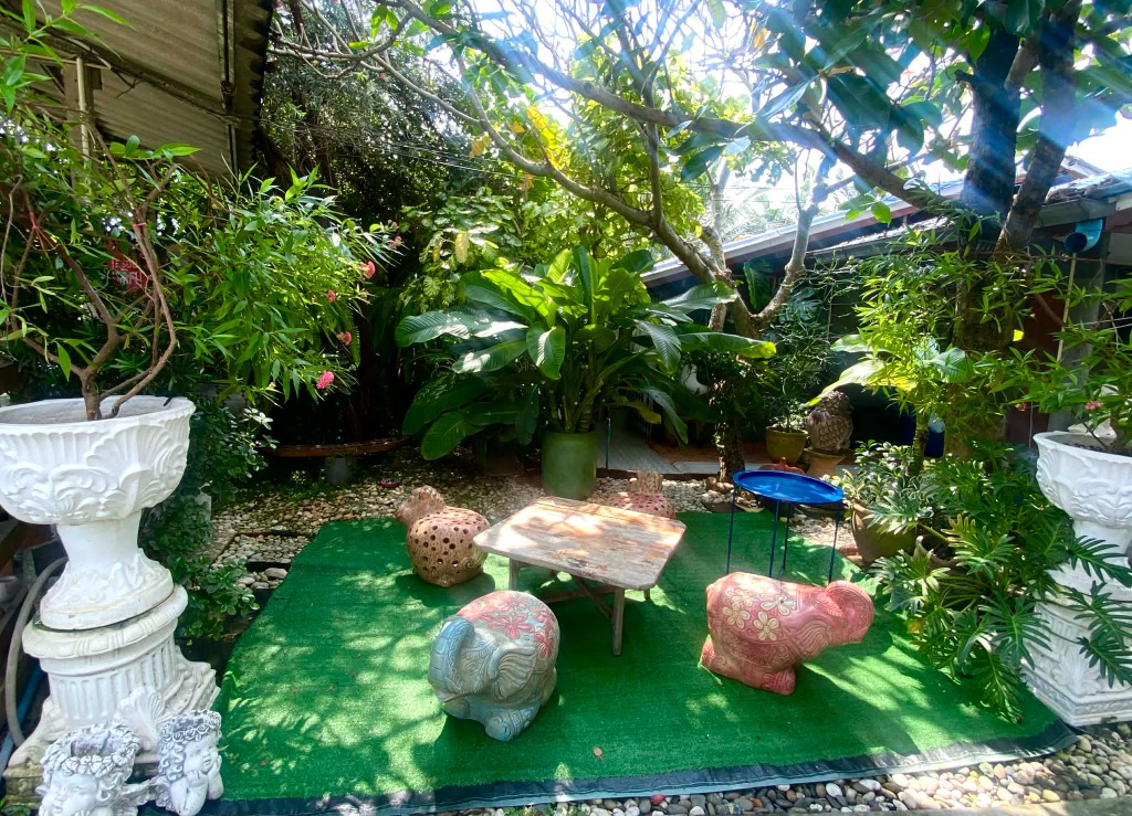 บ้านพักหลังใหญ่ - สวนหน้าบ้าน