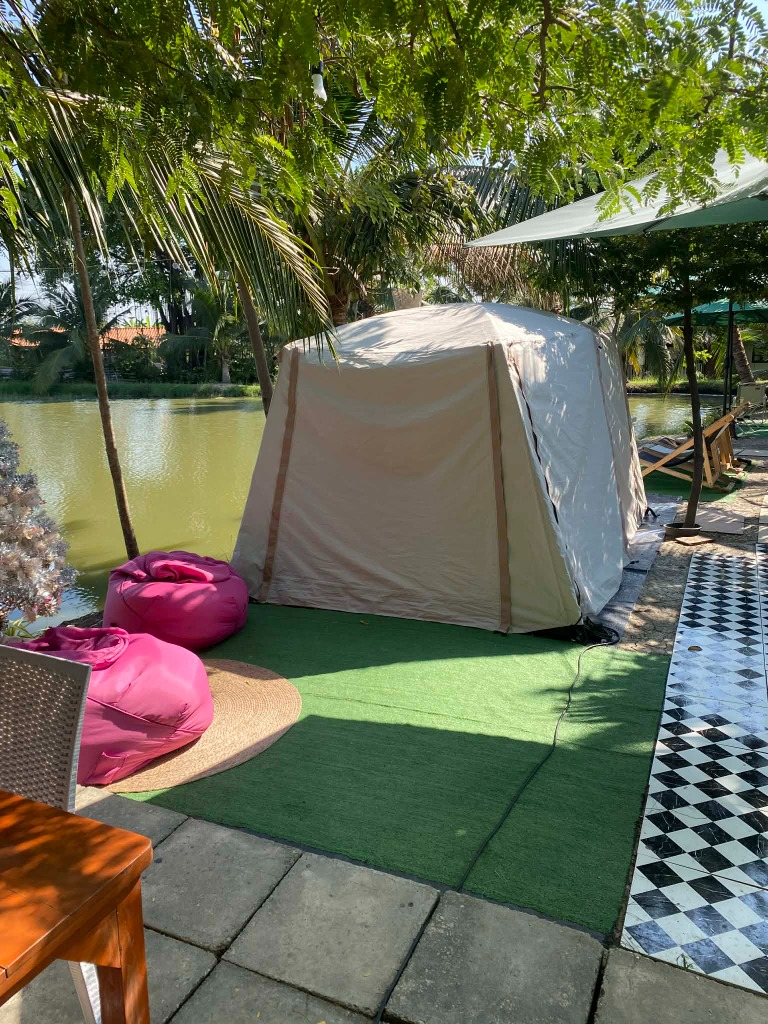 เต็นท์ริมน้ำ - ภาพหลัก